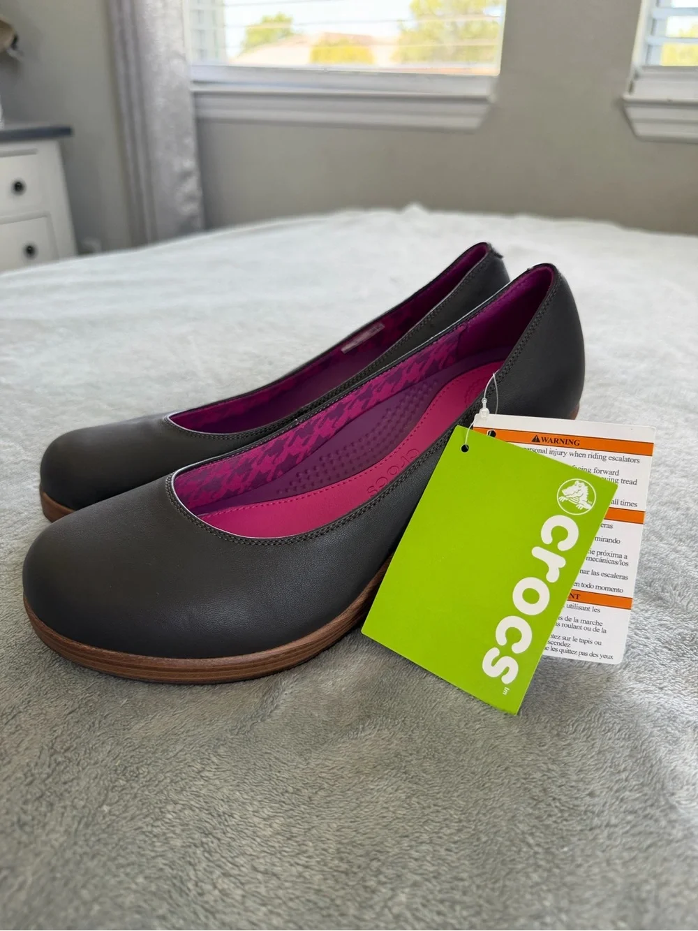 CROCS Gray Wedge Pumps with Fuchsia Interior